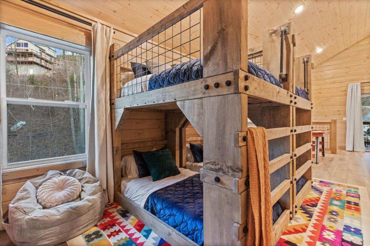 Mins To Gburg Sleeps 8 Hot Tub Arcade Area Pool Villa Gatlinburg Eksteriør billede