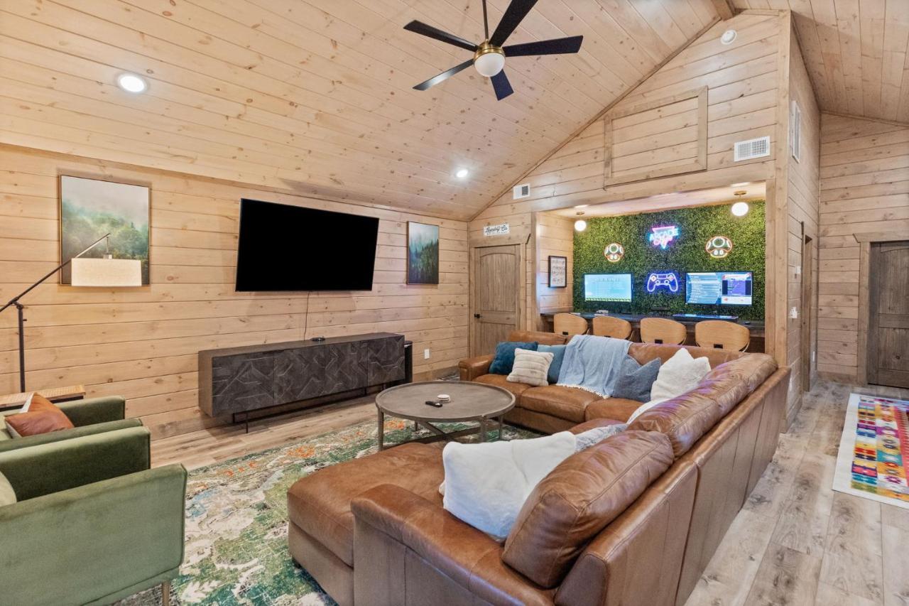 Mins To Gburg Sleeps 8 Hot Tub Arcade Area Pool Villa Gatlinburg Eksteriør billede